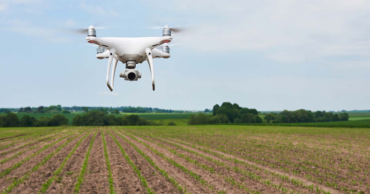 Drone sur champ agricole Standret/Freepik