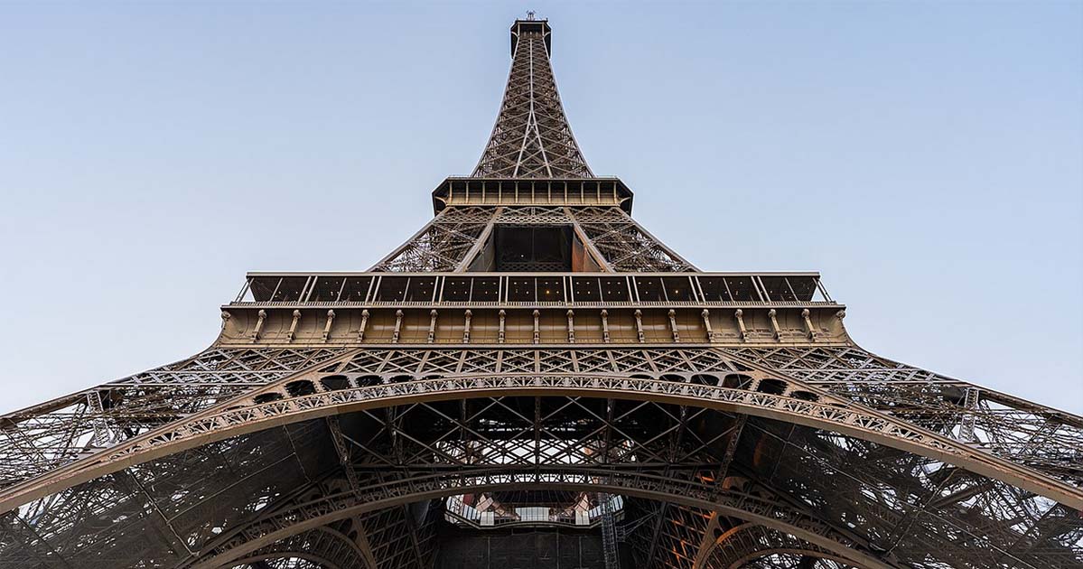 Tour Eiffel en contre-plongée (source Wikipaedia/Maksim Sokolov/maxergon.com/licence CC BY-SA 4.0)